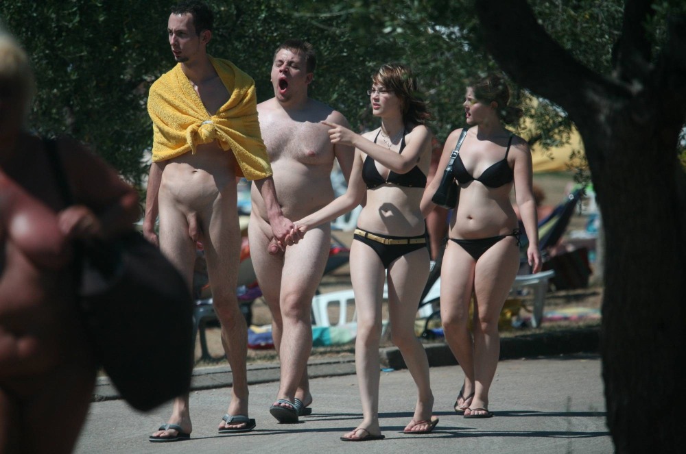 Парни голые на пляже одетых