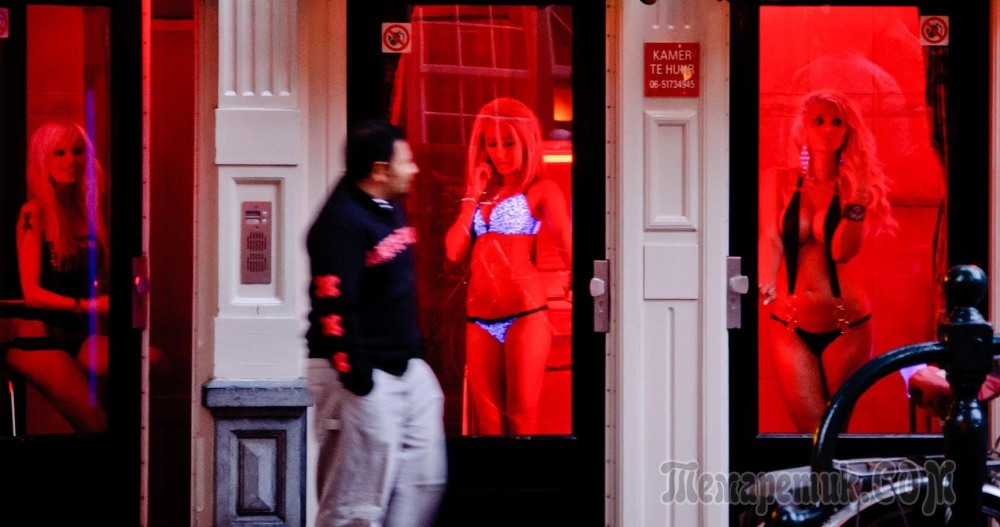Витрины красных фонарей в Амстердаме