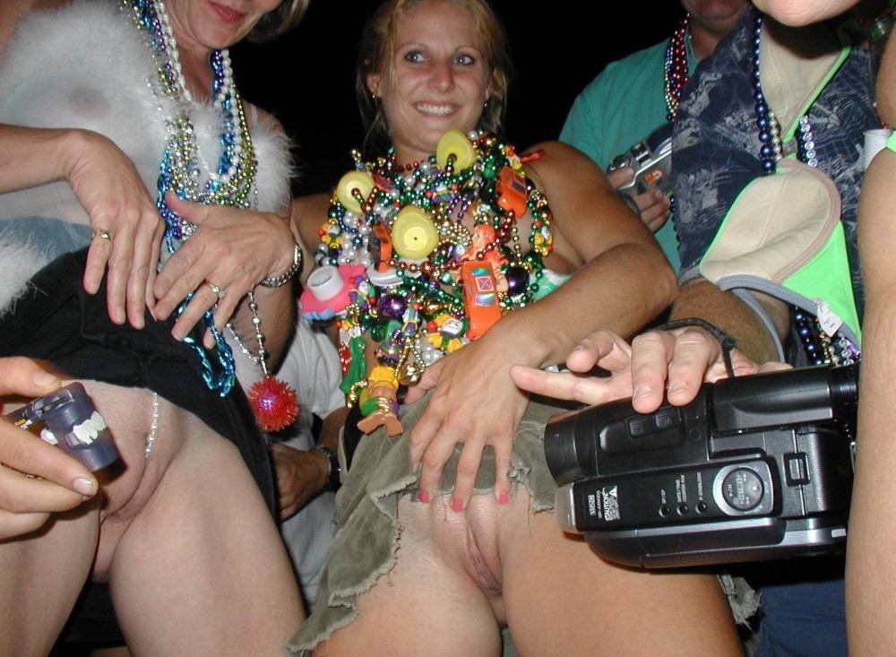 Без трусиков под юбкой на сцене