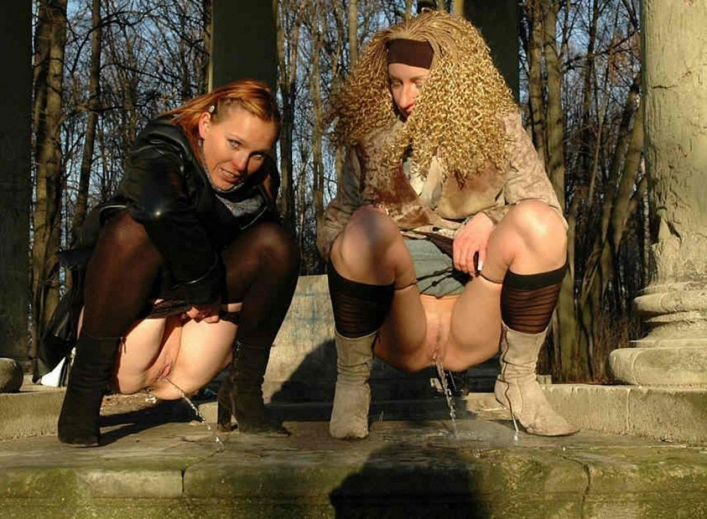 Женский писсинг на улице