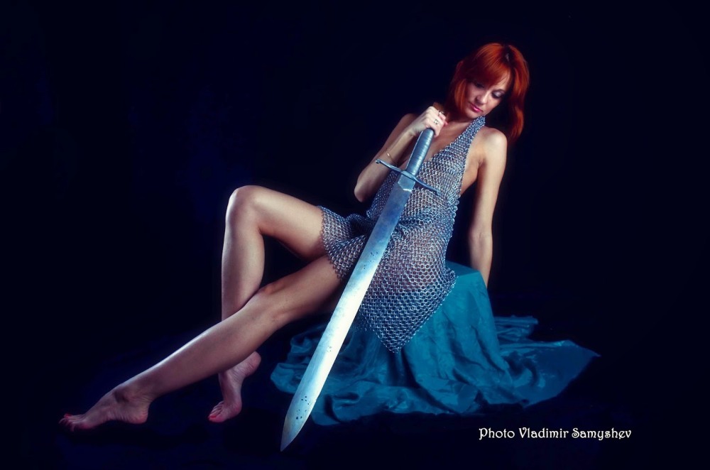 Оголенная девушка в кольчуге