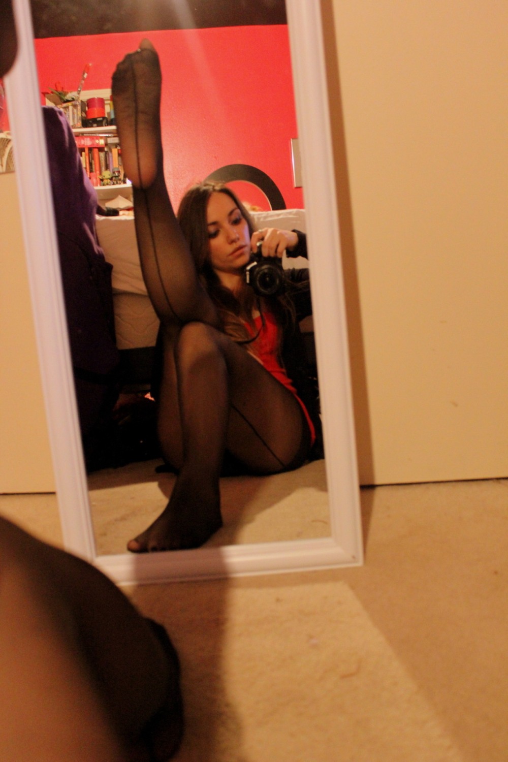 Девушки в чулках в зеркале