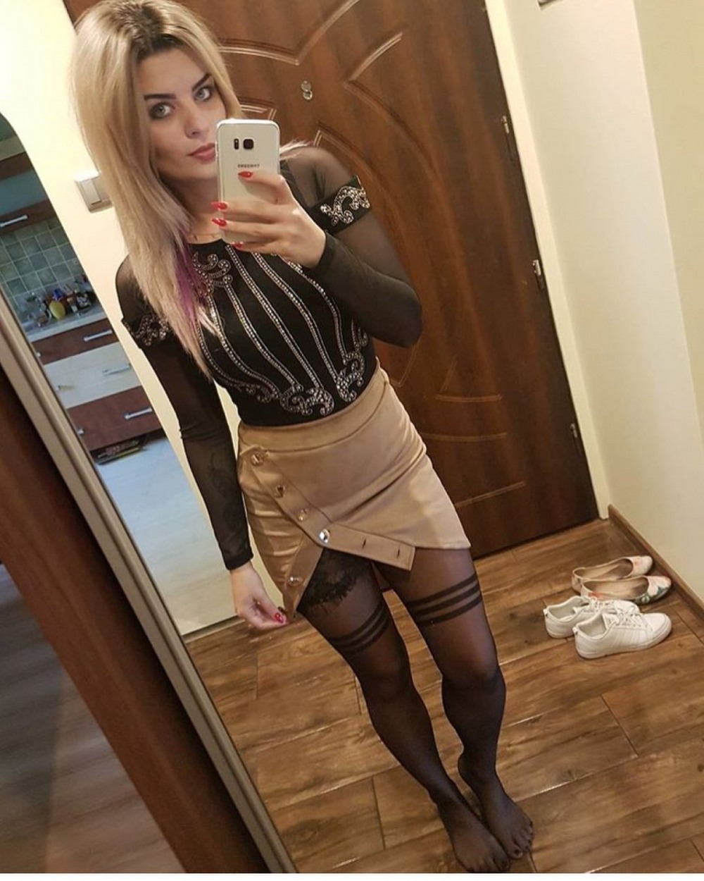 В примерочной в носках