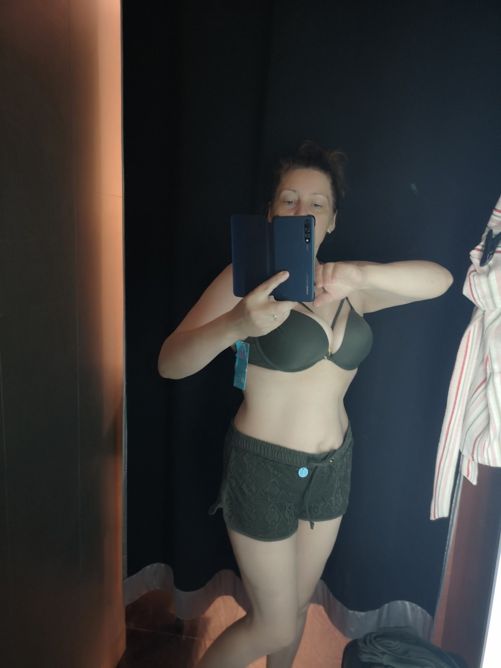 Школьница в чулках ню домашнее