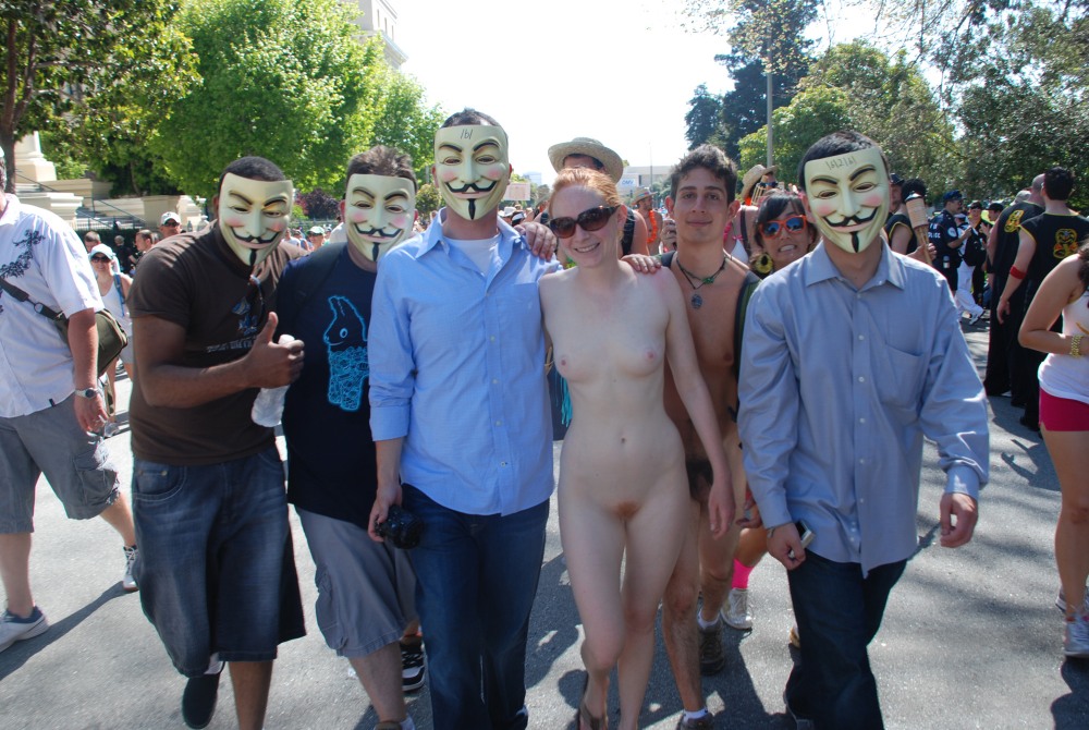 Голые женщины среди одетых мужчин