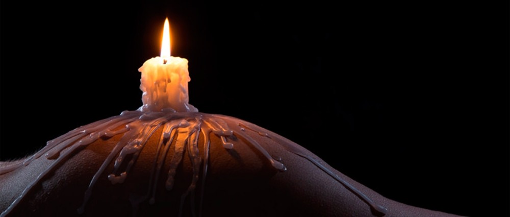 Горящая свеча в попке девушки