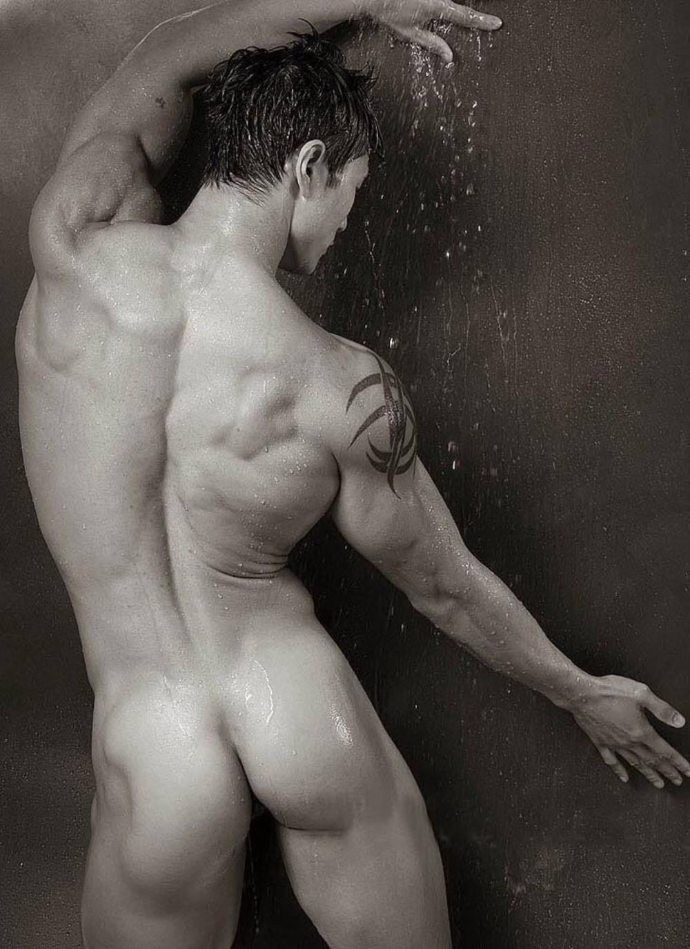 Красивое голое мужское тело