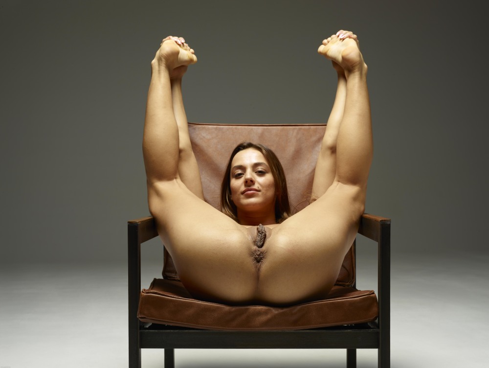 Голые женщины с широко расставленными ногами