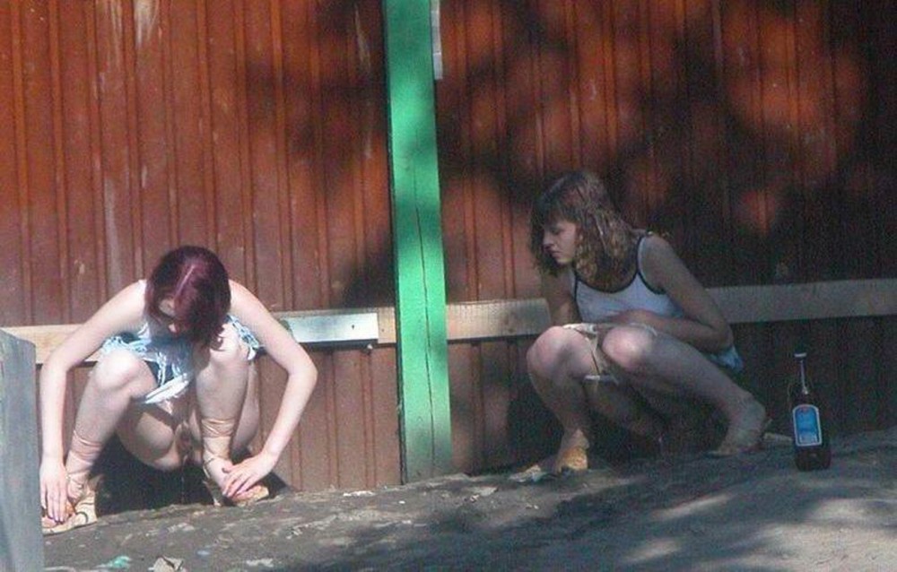 Девушки писают на природе