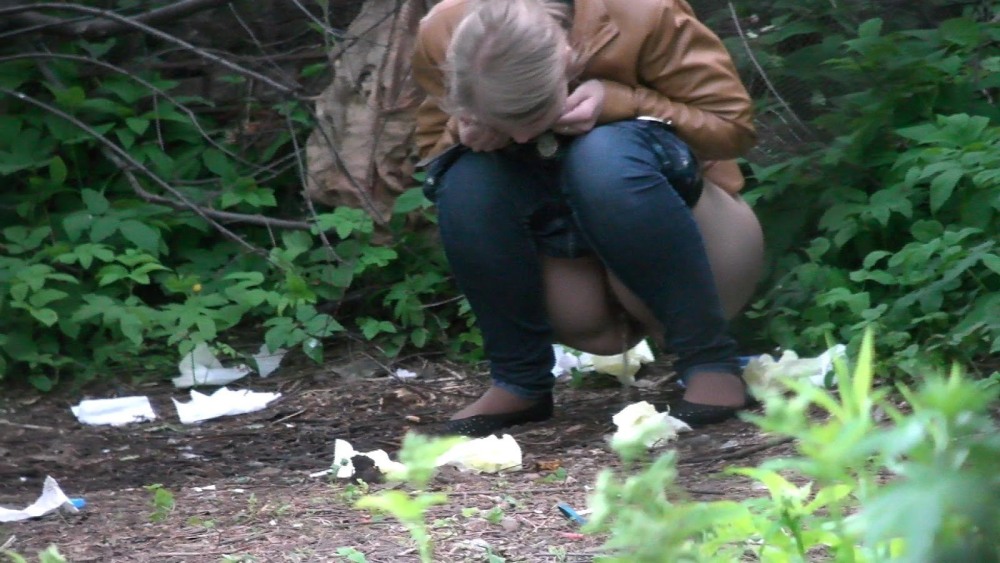 Девушка пописала на улице