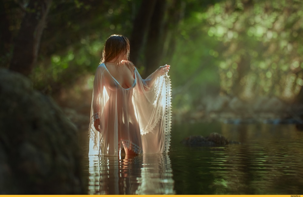 Голливудские телки голышом в прозрачной накидке