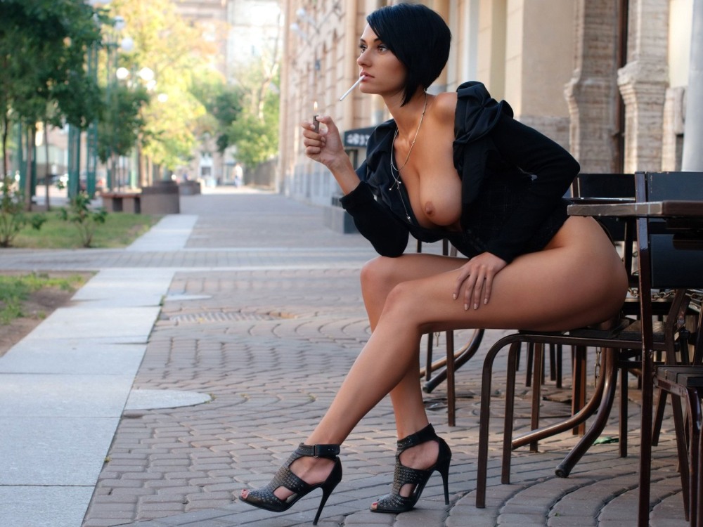 Курящая красавица