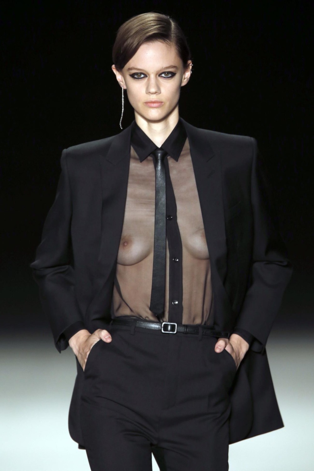 Сиськи в прозрачной одежде