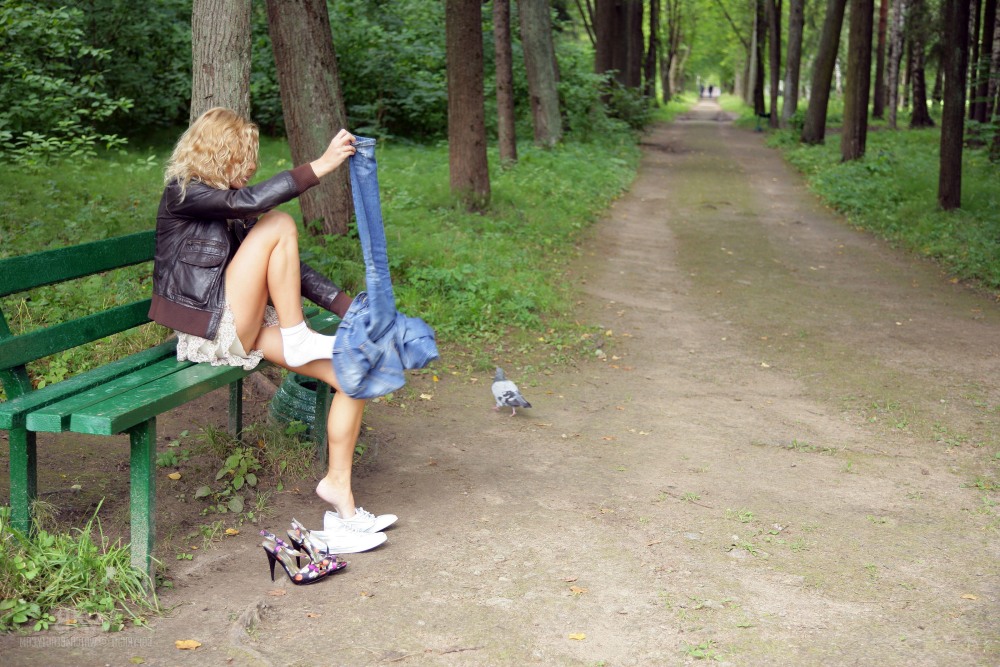 Голая блондинка в парке