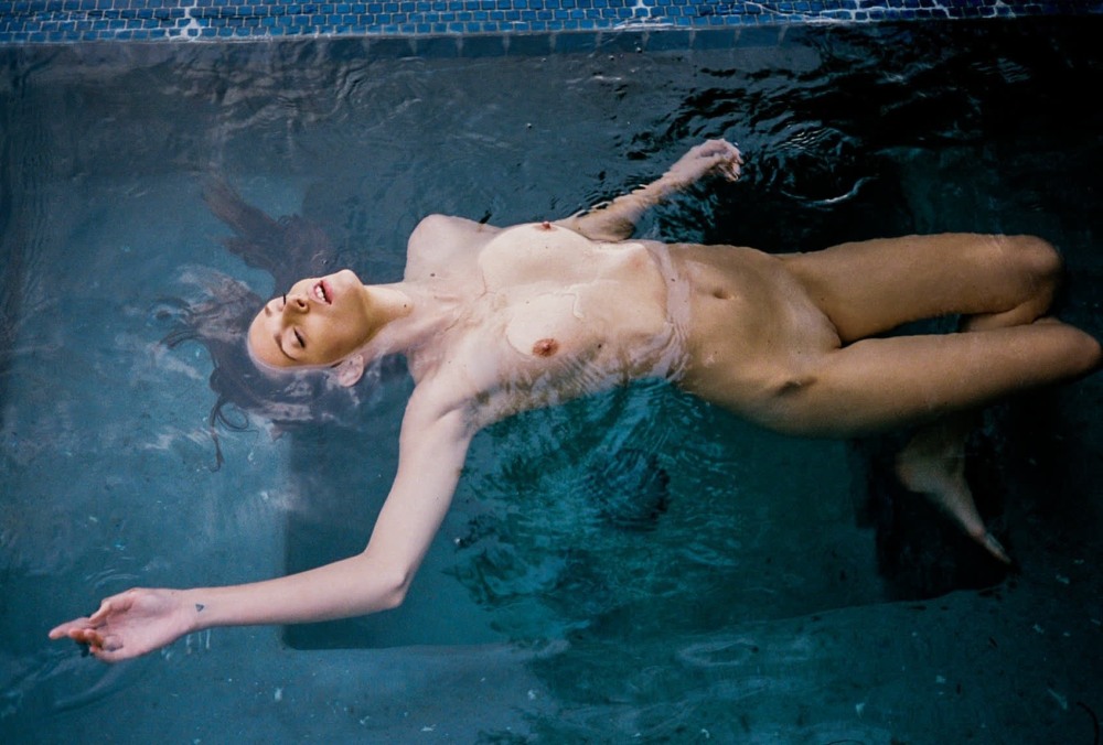 Голые красивые женщины у бассейна