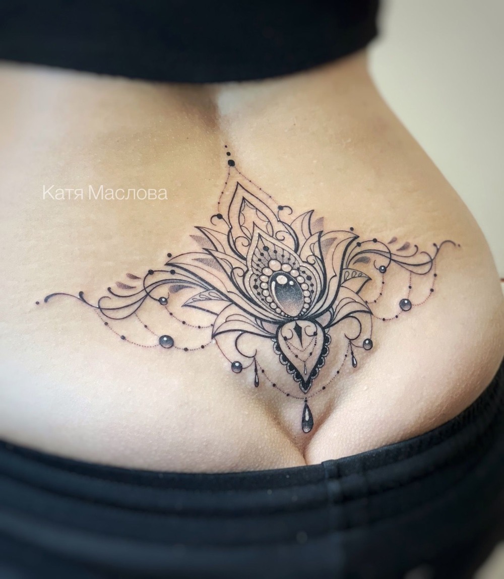 Тату на ногах у девушек на ляшках