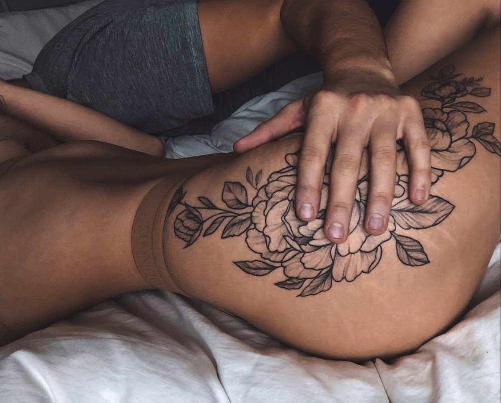 Тату на животе для девушек на шраме