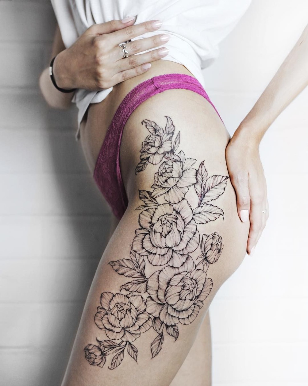 Эффектная женщина в Красном ню