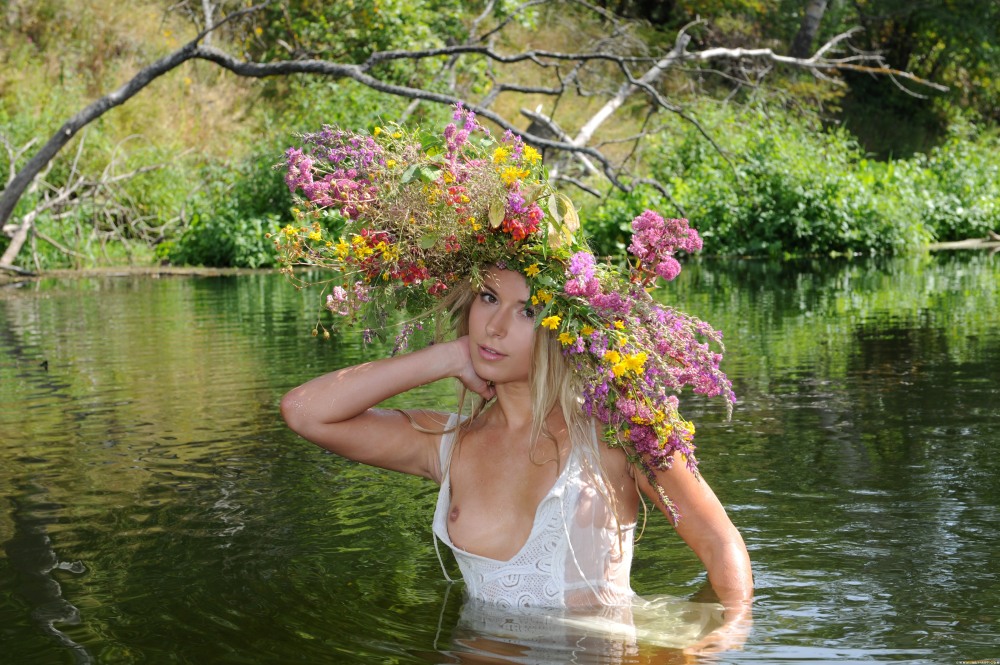 Девушки плавают голышом