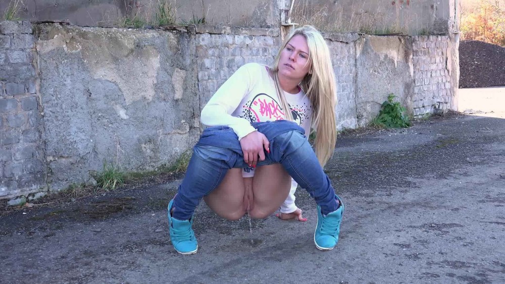 Толстые бабы ссут на природе