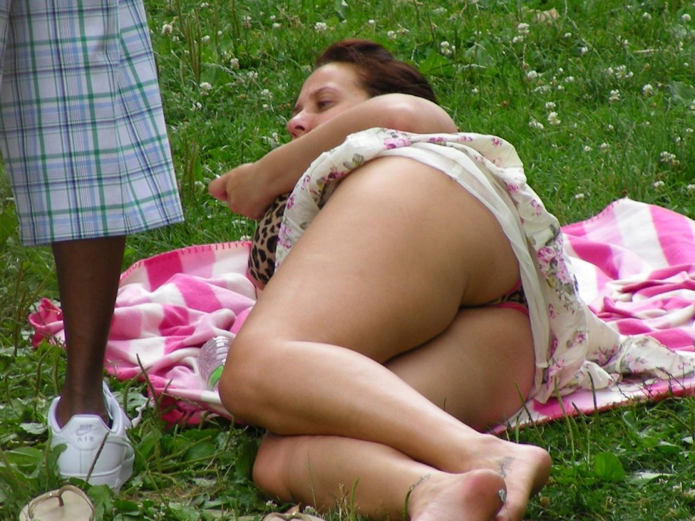 Засветила волосатую попу на даче на спор