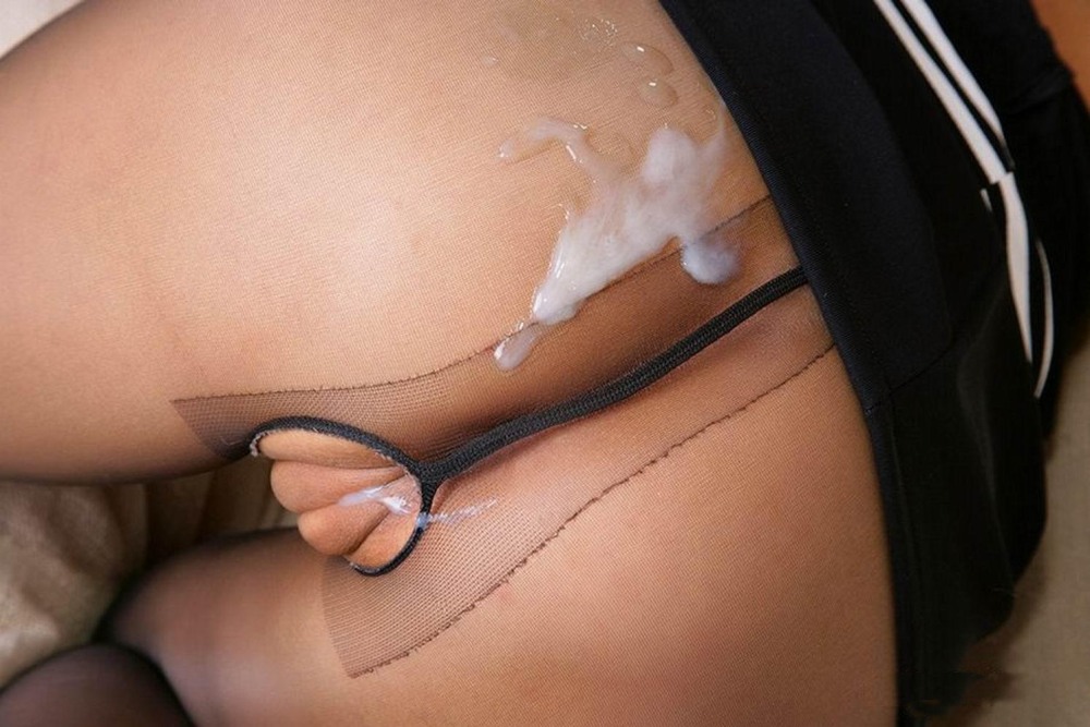 Красивая мокрая киска в трусиках