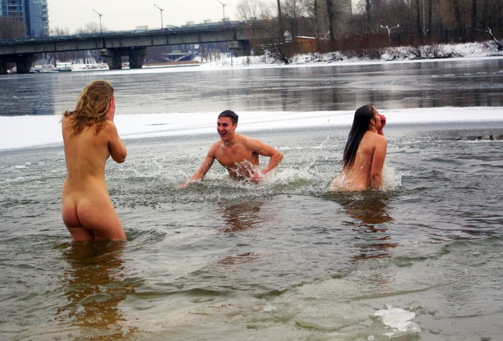 Голые купаются в проруби