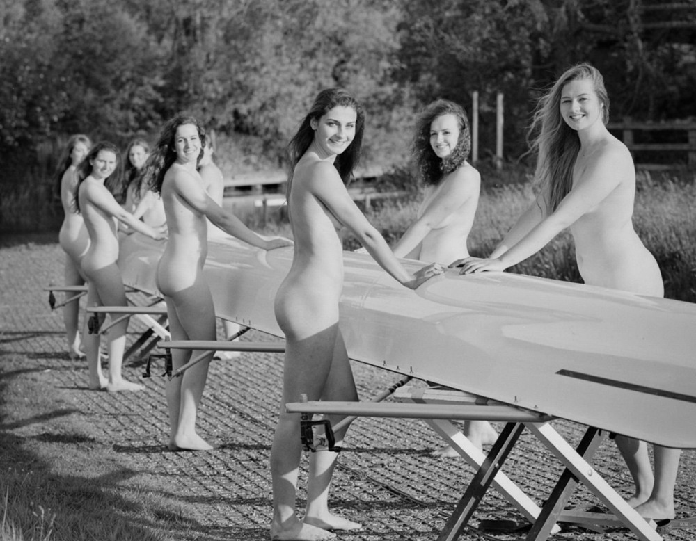 Голая женщина вешает бельё