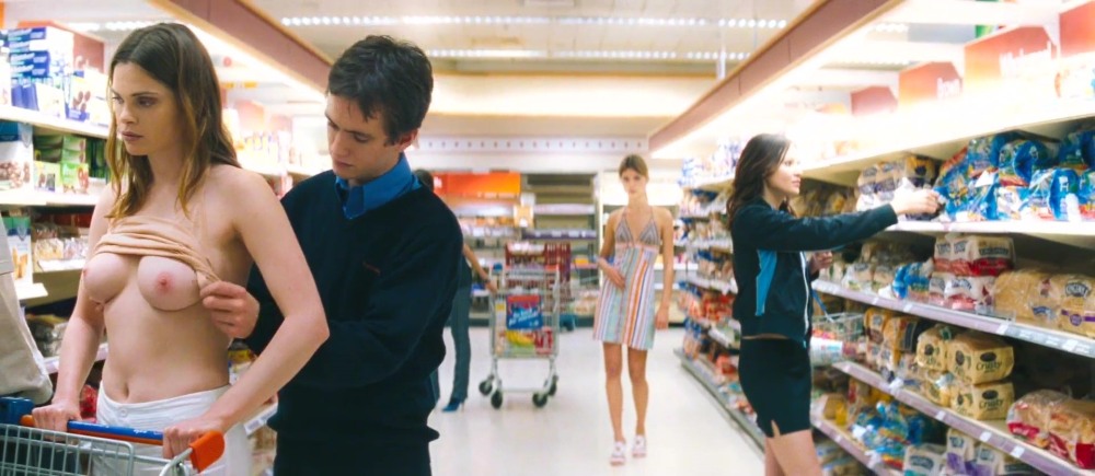 Голые девчонки в магазине