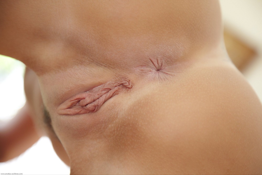 Женщины показывают влагалище