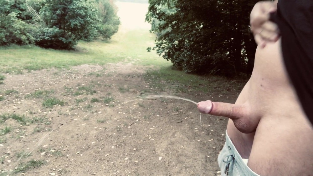 Девушка ссыт на член парня