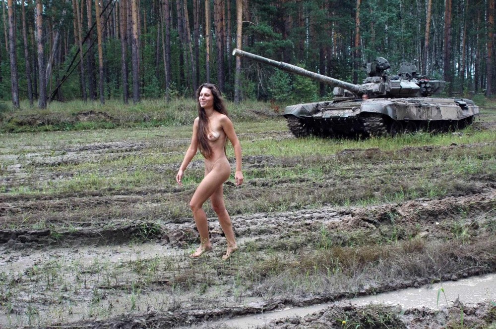 Голая грязная в болоте