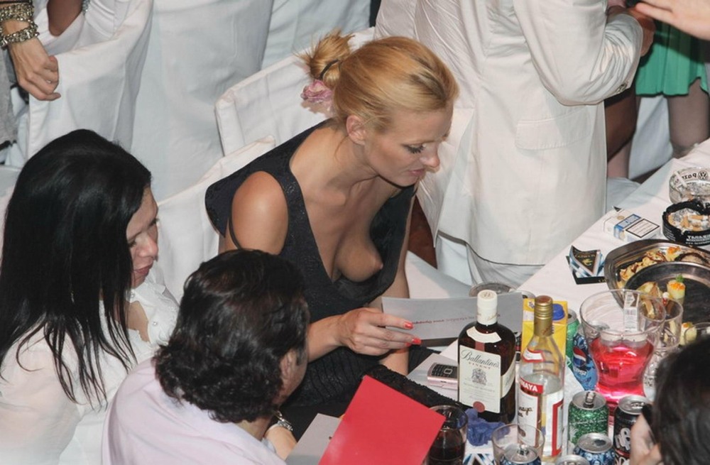 Нагнулась с большими сиськами