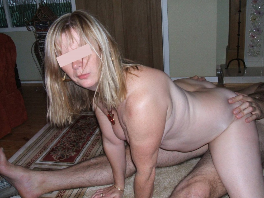 Жена в чулках раздвинула ноги