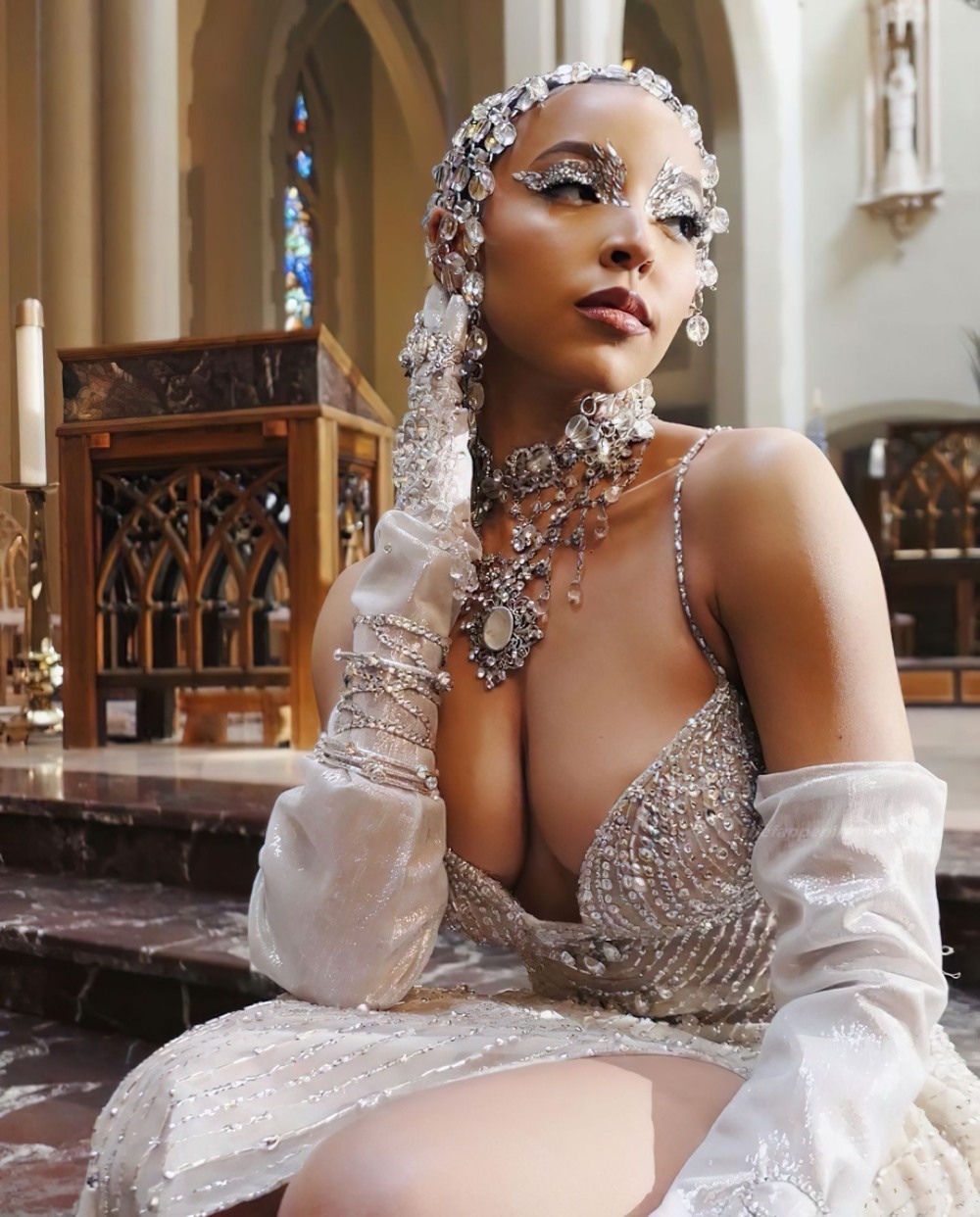 Натали обнажила грудь на съемках нового клипа