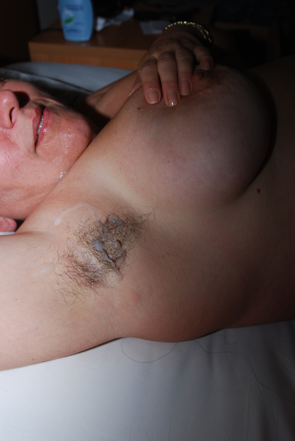 Подмышки с волосами-и-лобки-женщин-эротика