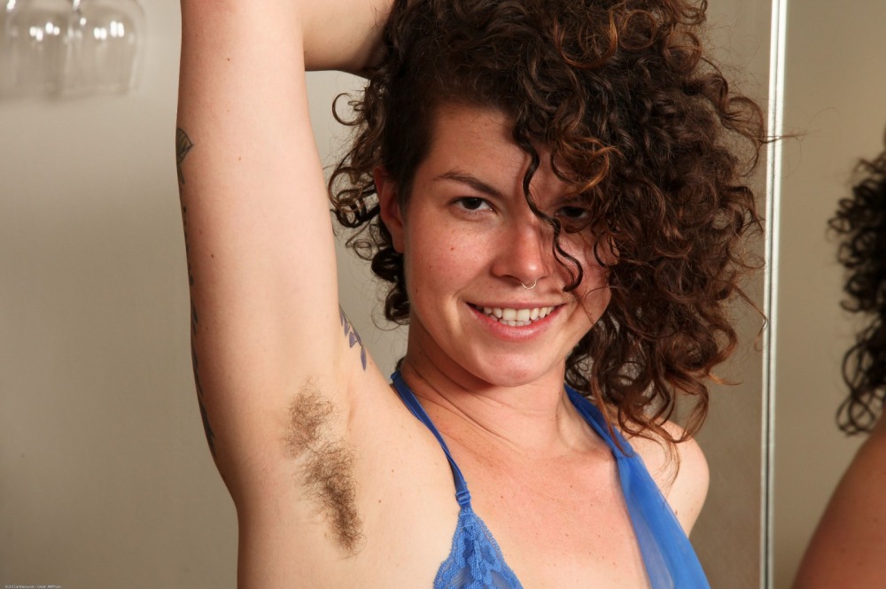 Небритые женские подмышки голая