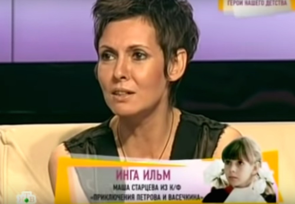 Голая брюнетка с длинными волосами