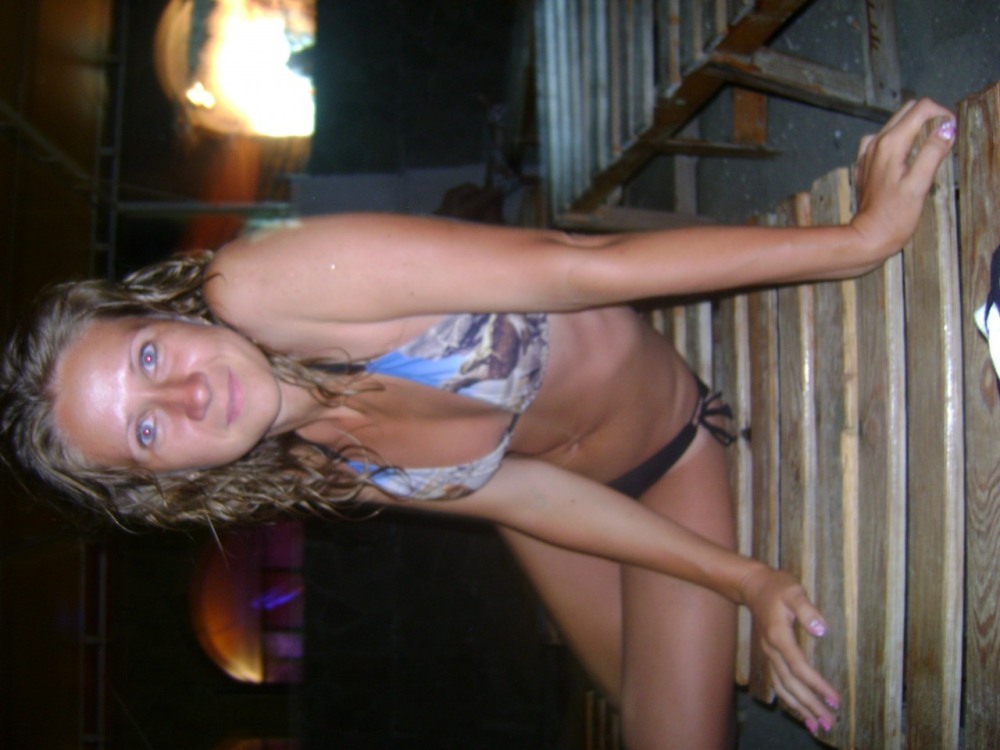 Голая Irina j раздвигает ноги