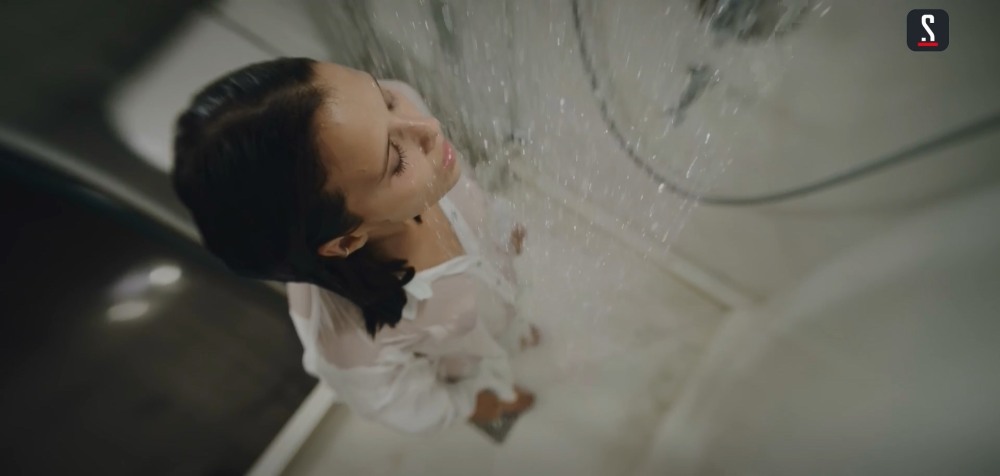 Любовь Аксенова плачет