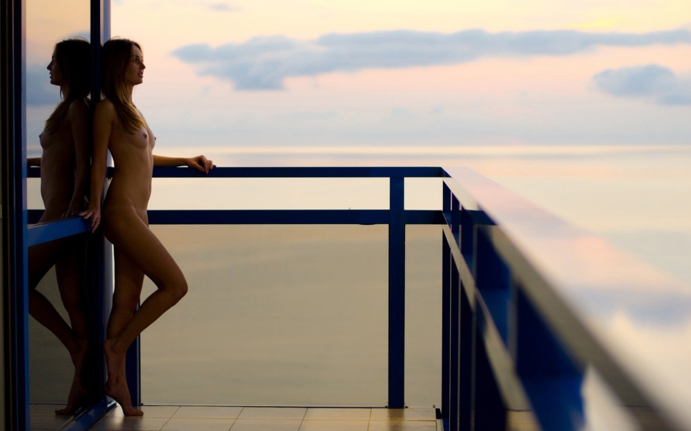 Девушка голышом на балконе