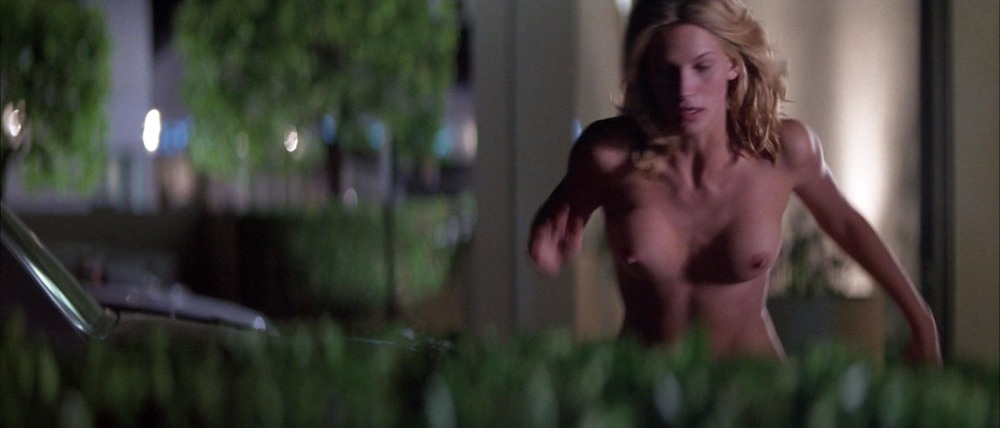 Особь Наташа Хенстридж ню