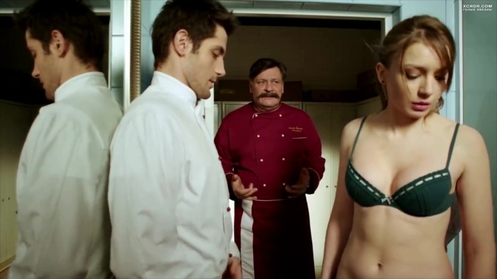 Полина Гренц в лифчике