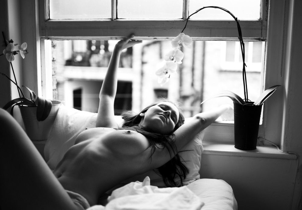 Голая грудь черно белое