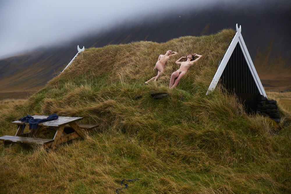 Голая молодая на дереве