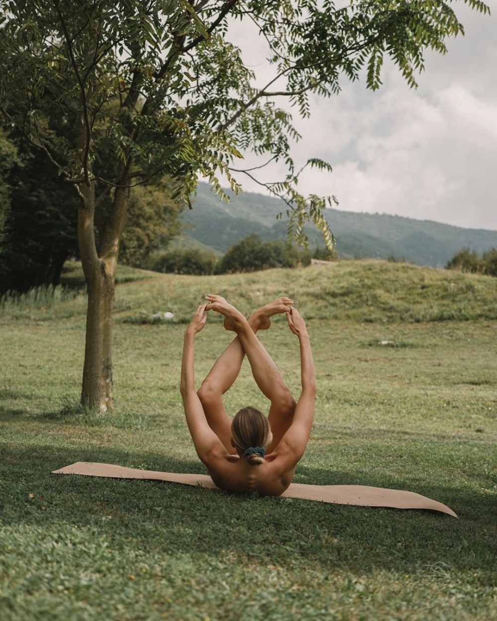 Голые девки занимаются гимнастикой
