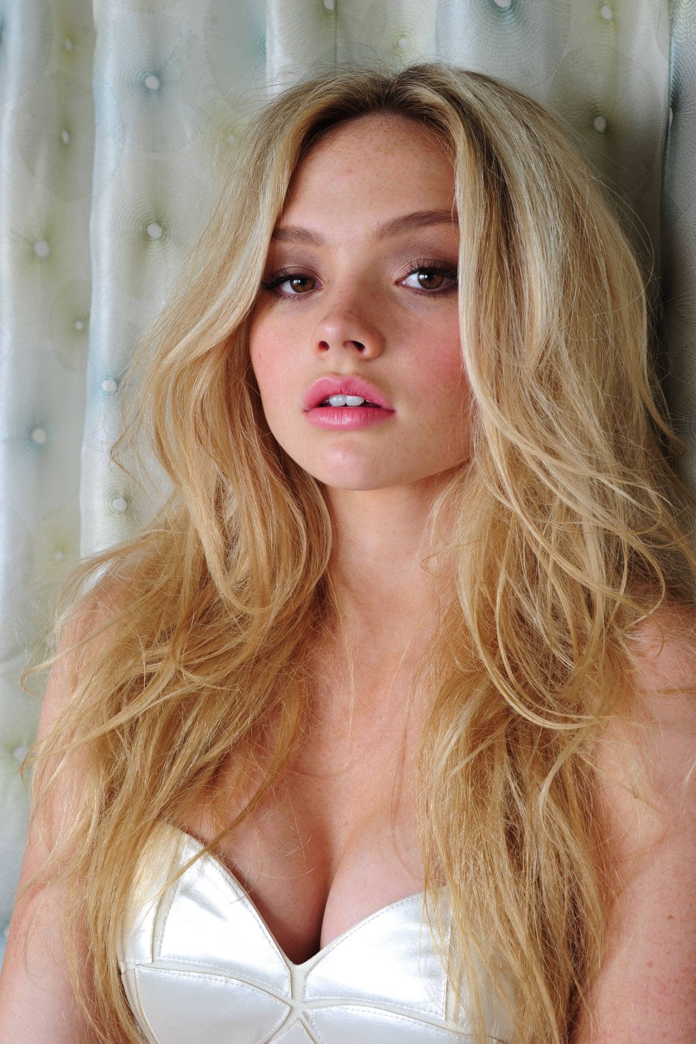 Natalie Alyn Lind горячие