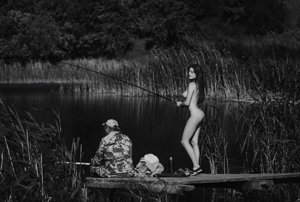 Голые красавицы на рыбалке