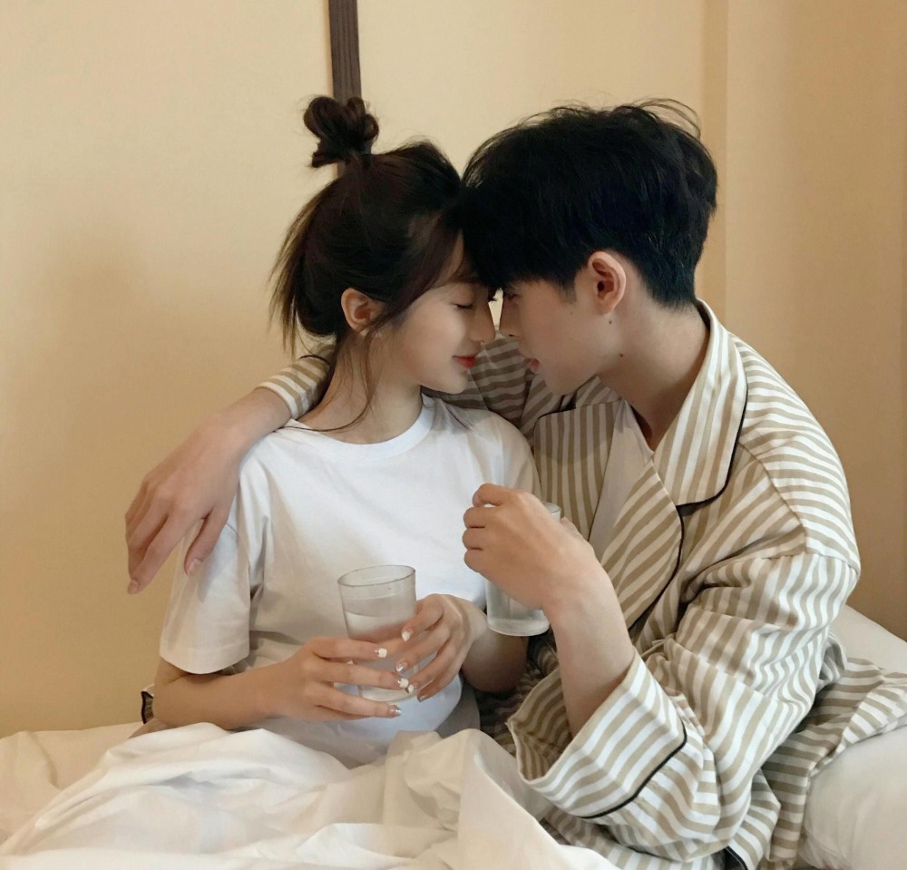 Корейская пара обнимаются