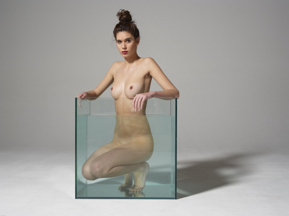 Голая Виктория позирует